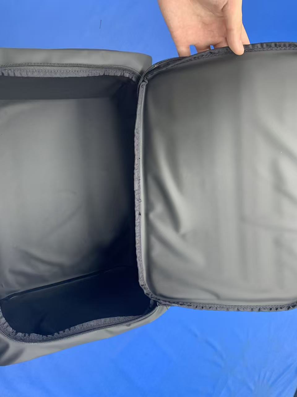 All'interno di un ciclo di produzione di raffreddatori soft saldati a Sealock