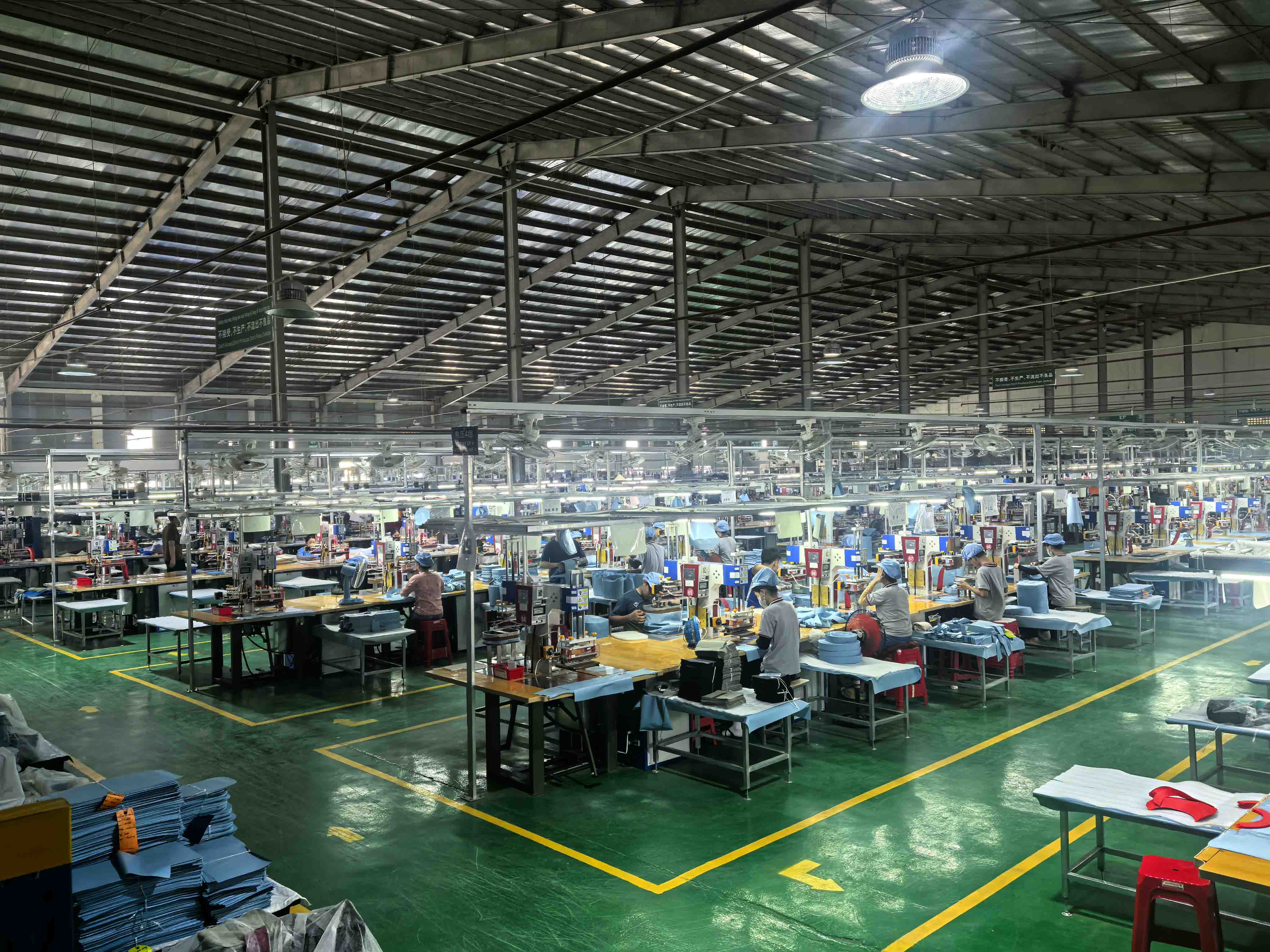 Fabbrica di soft cooler del Vietnam: linea di produzione di Sealock a Ho Chi Minh City Fabbrica di soft cooler del Vietnam: linea di produzione di Sealock a Ho Chi Minh City