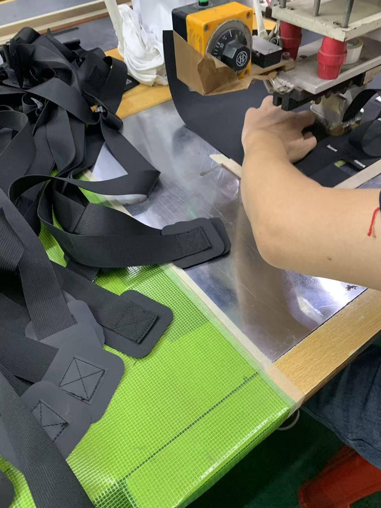 Workers at Dongguan Yifulong Factory are operating high-frequency welding machines. Workers at Dongguan Yifulong Factory are operating high-frequency welding machines.