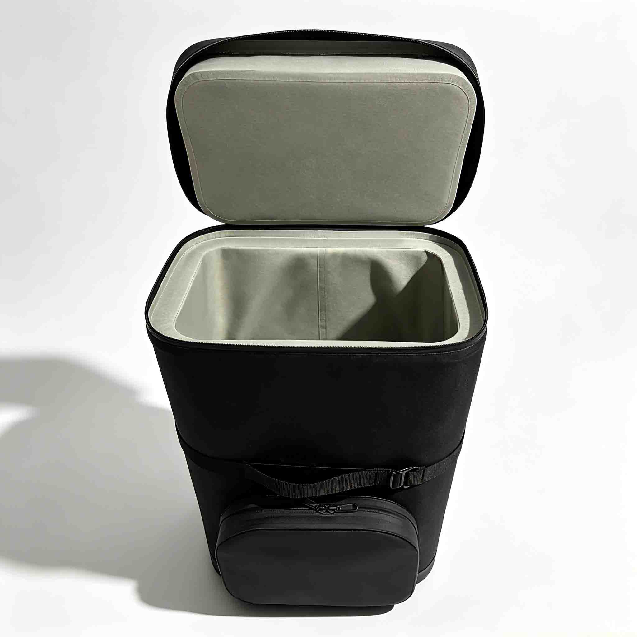 50 mm insulation, airtight zipper and food-grade liner details